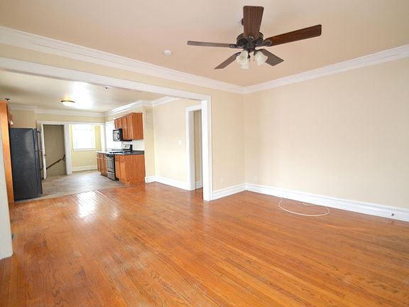 3rd image of 318 W Eugenia St