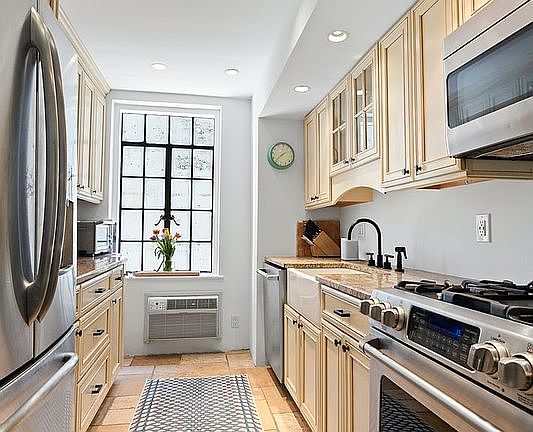 5th image of 50 E 10th St APT 1B