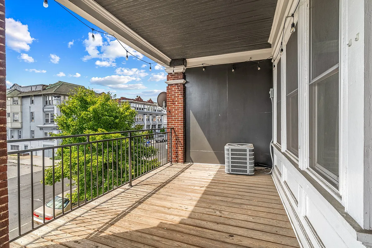 Building Photo - 4821 Walnut St #2