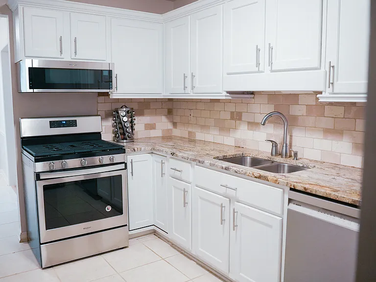1190 Meadow Oaks Dr NW — Photo 2
