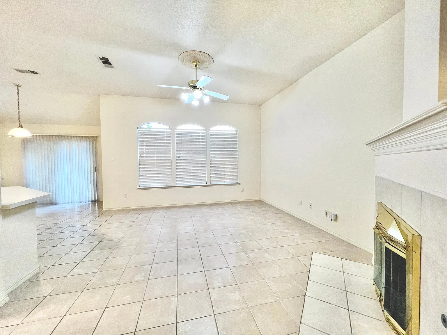 3 bed, 1428 sqft, $2,400 — Photo 2