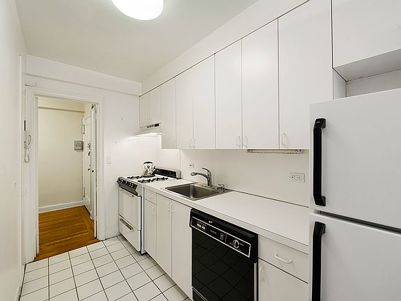 2nd image of 414 E 52nd St APT 8E