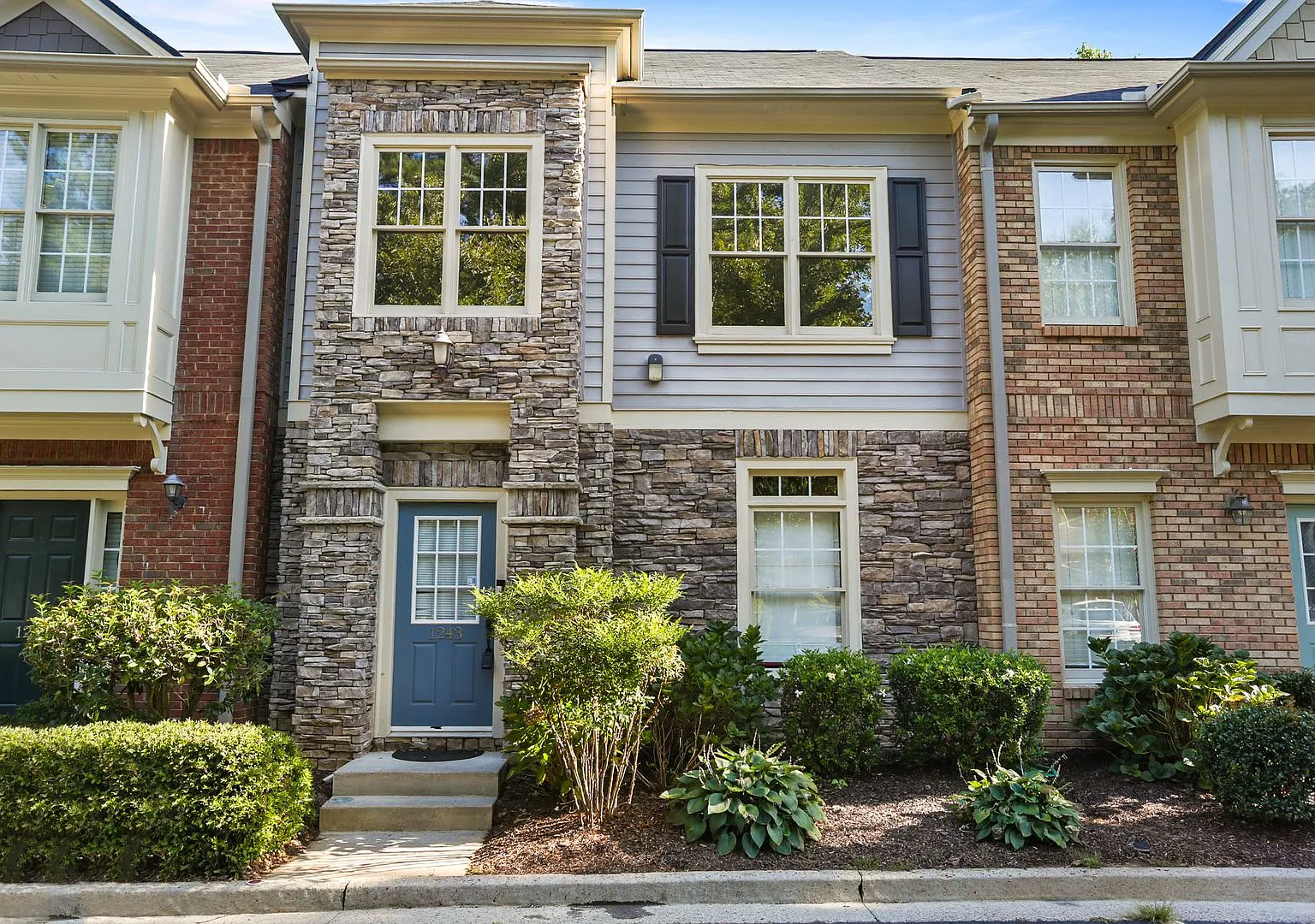 Beautiful 3-Bedroom Roswell Townhome Near Avalon & Downtown Alpharetta — Photo 1