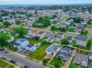 129 Linton Ave, Lindenhurst, NY 11757