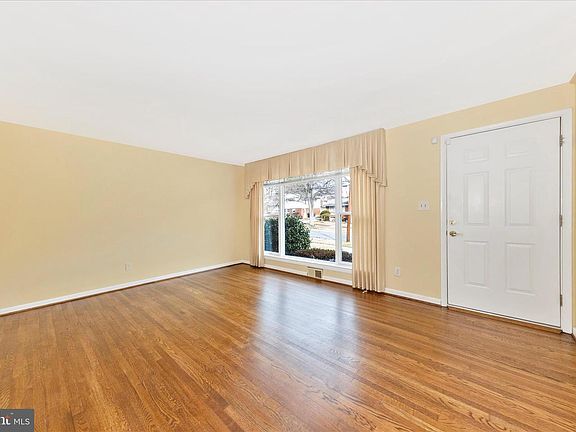 3rd image of 11802 Pittson Rd