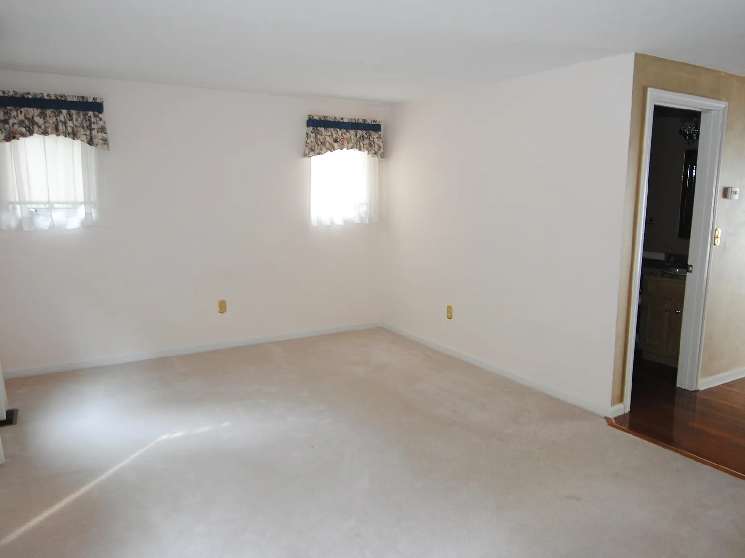 3 bed, 2.5 bath, 1686 sqft, $3,100 — Photo 2