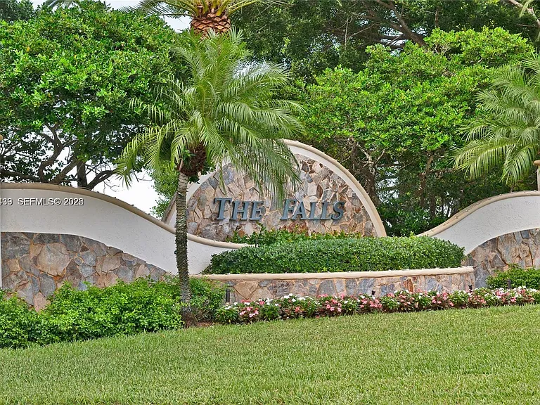 889 Sand Creek Cir — Photo 2