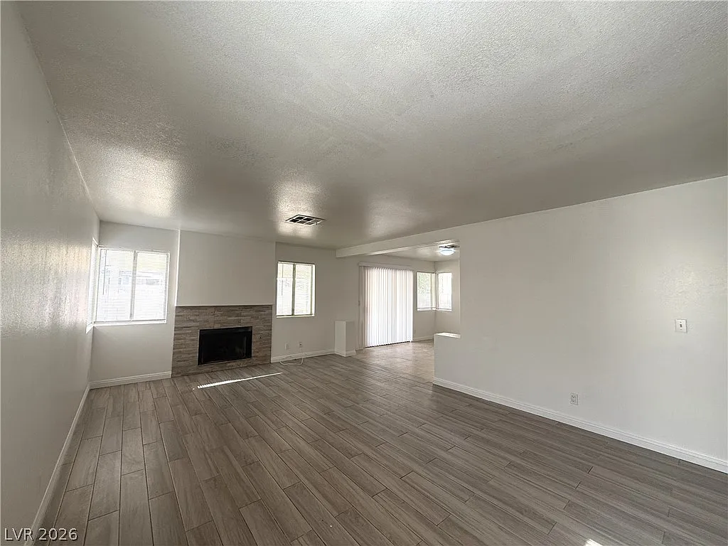 3 bed, 2.5 bath, 1665 sqft, $1,935 — Photo 2