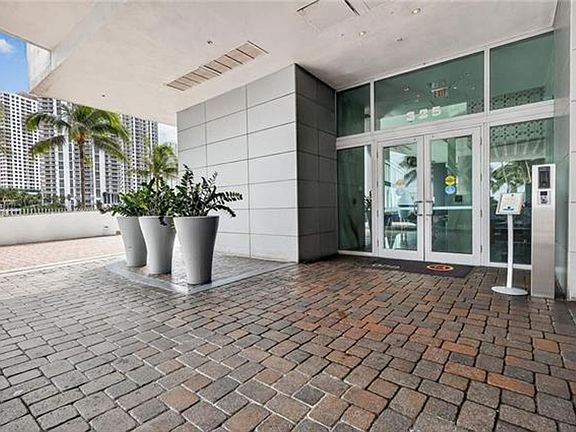 2nd image of 325 Biscayne Blvd #3224