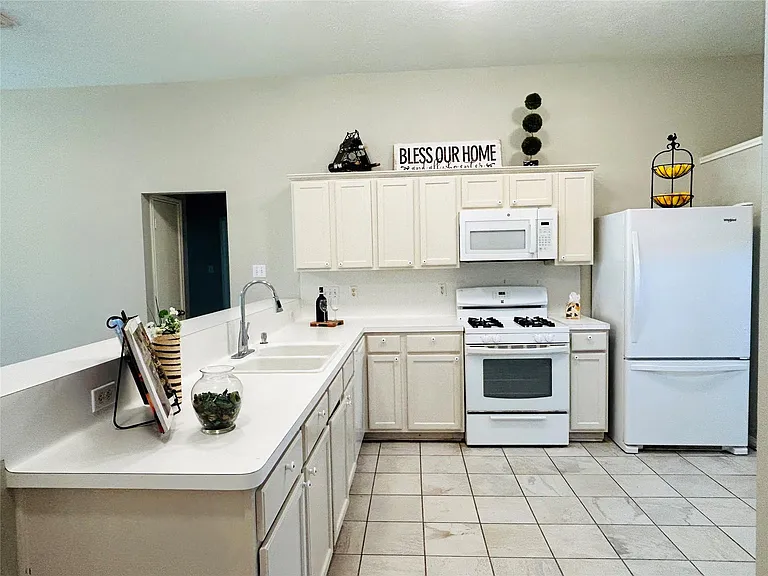 1404 Helmsley Dr — Photo 13