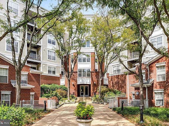 2nd image of 1625 International Dr Unit 321