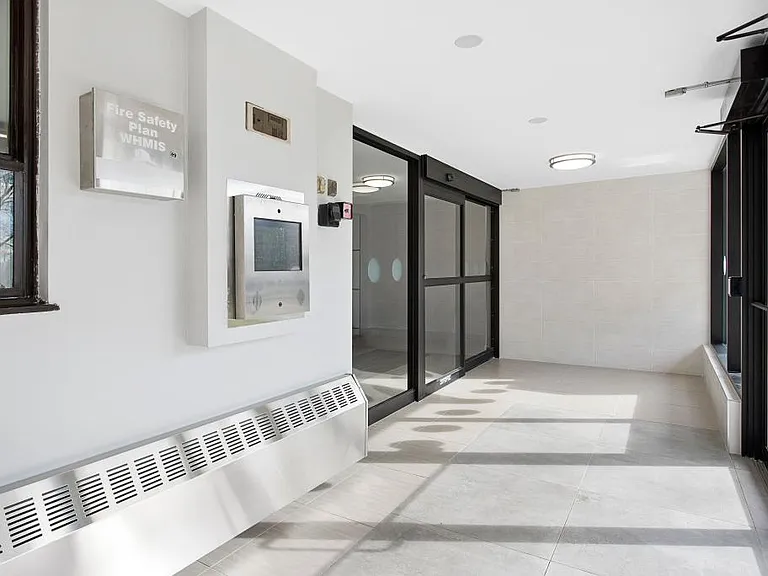1475 Bloor St — Photo 2