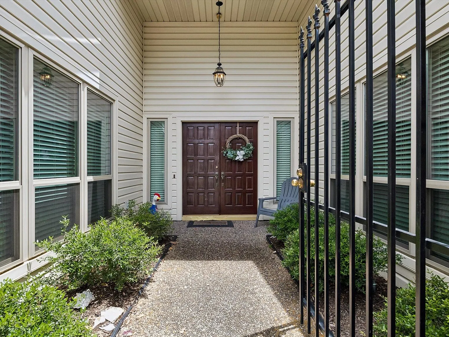4 bed, 2.0 bath, 2480 sqft, $2,950 — Photo 3