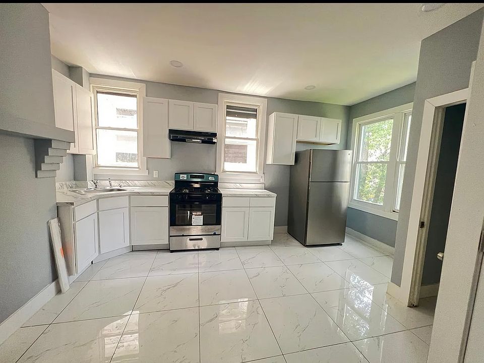 1st image of 572 S Clinton St Floor 1