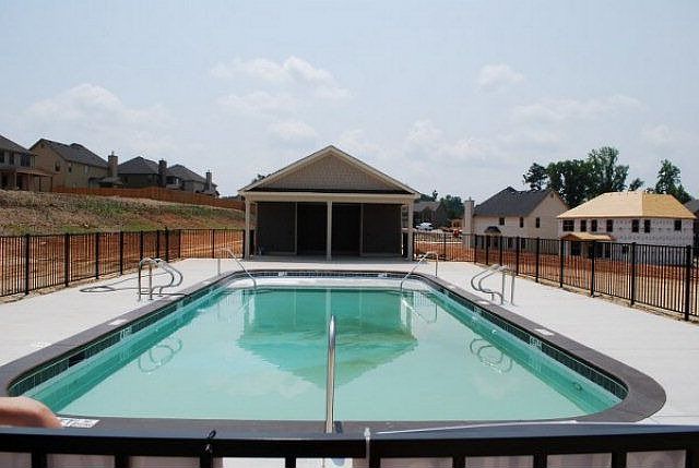 1st image of 4033 Lakewood Dr