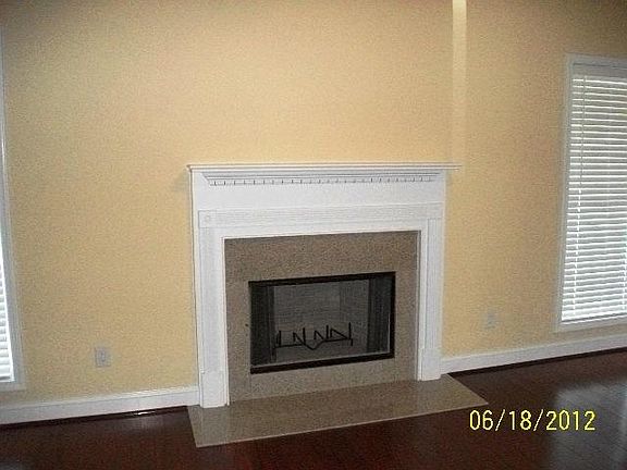 4th image of 4 Hillside Dr