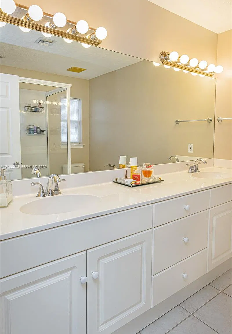 1647 Hawthorne Pl — Photo 3