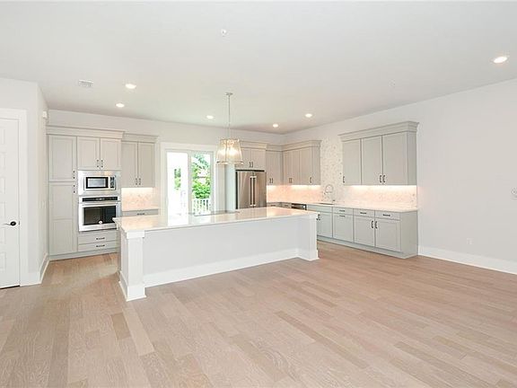 3rd image of 517 Lafayette Ct