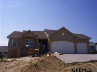 605 Douglas Cir, Elkhorn, NE 68022