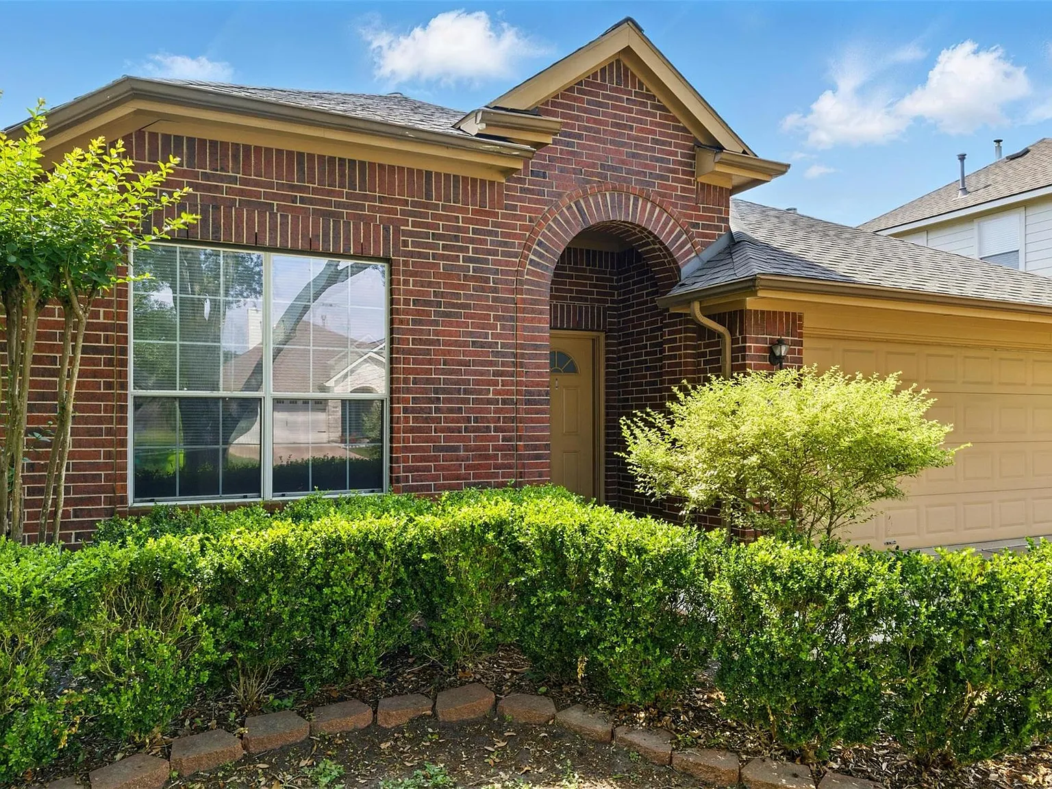 3 bed, 2.0 bath, 1853 sqft, $1,995 — Photo 2