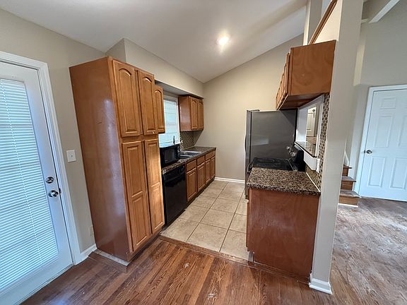3rd image of 419 Monterey Ave