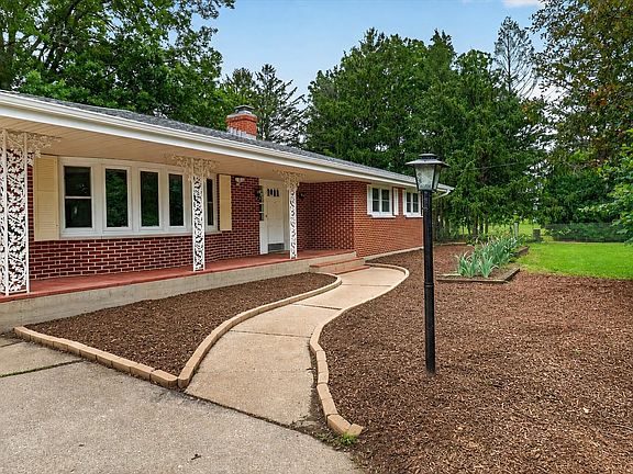2nd image of 726 Rockshire Dr