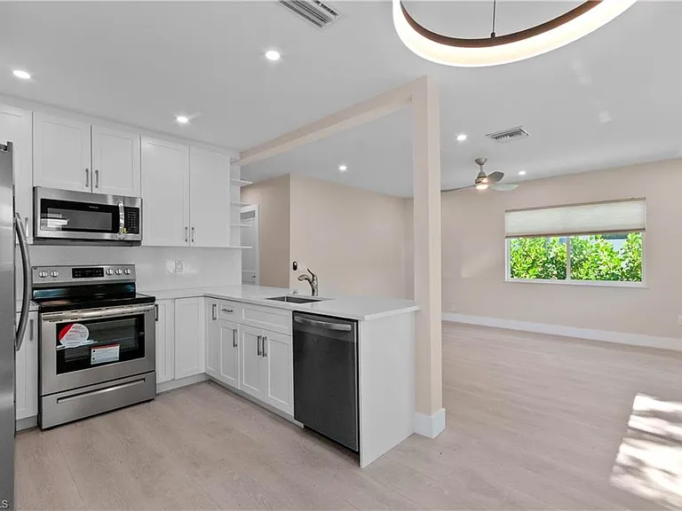 2685 Van Buren Ave — Photo 9