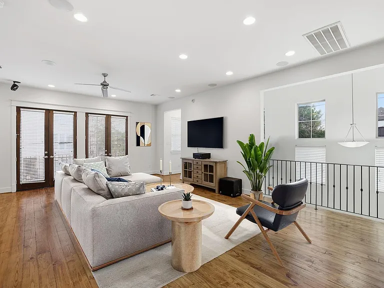 2322 Beall St — Photo 2