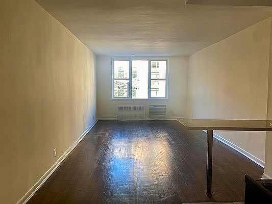 1st image of 204 W 14th St #4