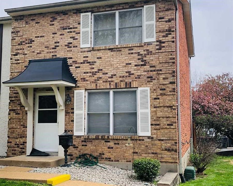 Fantastic corner end townhouse in 63128. 2 assigned parking spots, nicely located in rear. Subdivision also has a great in-groun