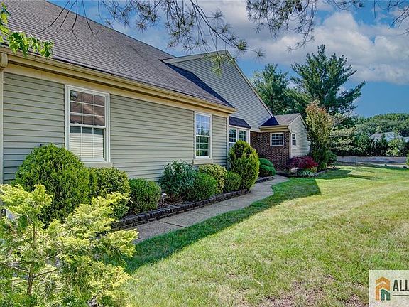 4th image of 23 Bedfordshire Dr