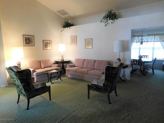 4th image of 1090A Canterbury Dr