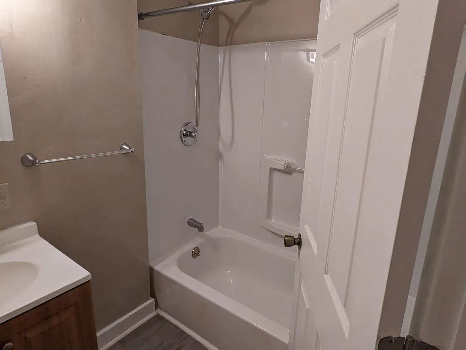 10th - 601 E - A — Photo 2