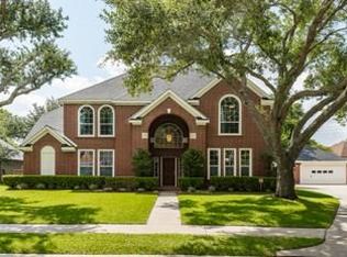 130 Strawberry Dr, Lake Jackson, TX 77566