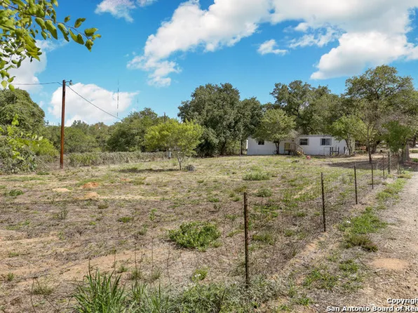 205 CROSSCREEK DR, Floresville, TX 78114