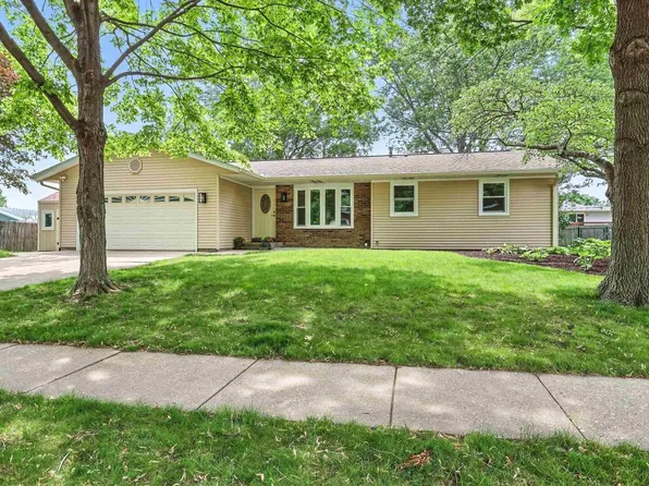 3610 Tam O Shanter Dr, Bettendorf, IA 52722