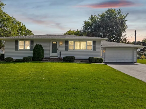 135 Dierdre Dr, Rochester, NY 14617