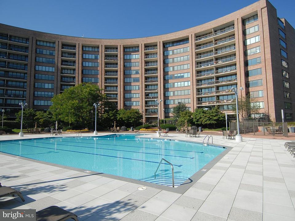 1st image of 1805 Crystal Dr APT 615S