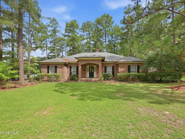 335 W Hedgelawn Way, Southern Pines, NC 28387