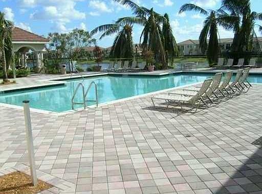 3rd image of 2548 Centergate Dr