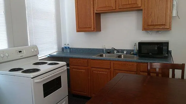 2 bed, $900 — Photo 2
