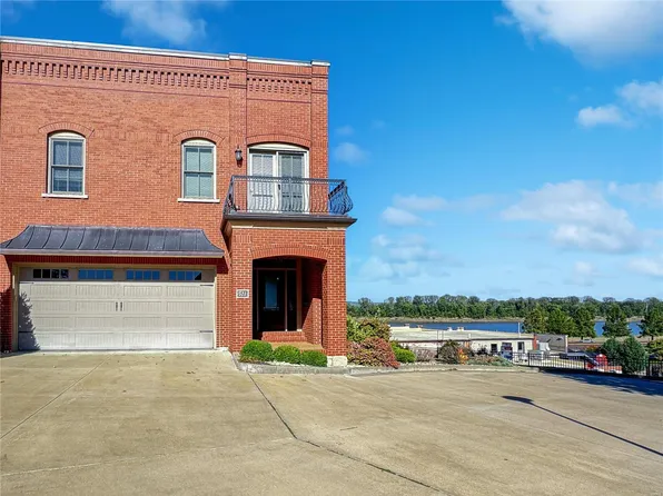521 Rhine River Ln, Washington, MO 63090