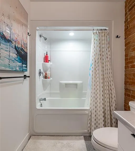 164 King St W #203 — Photo 6
