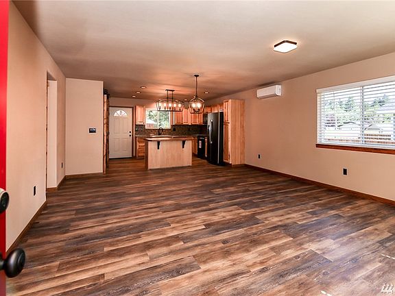 GORGEOUS great room! Very spacious with warm tones throughout.