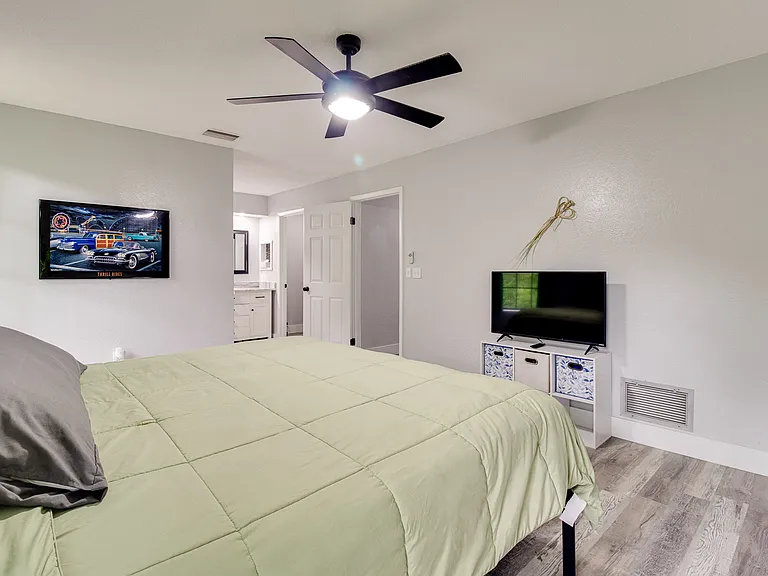 427 W Rich Ave — Photo 2
