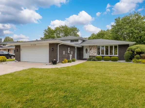 9S215 Florence Ave, Downers Grove, IL 60516