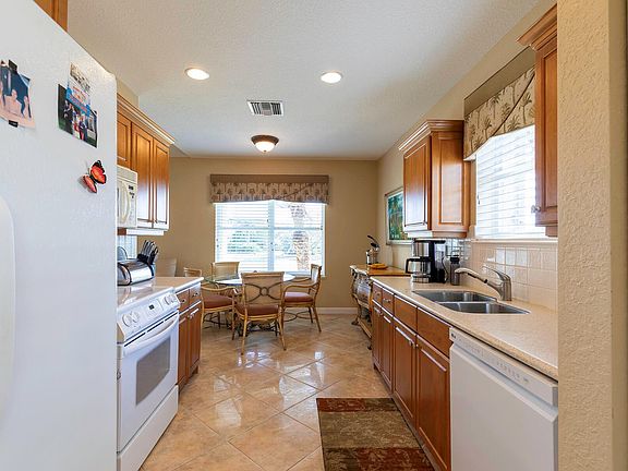 4th image of 1507 SE Prestwick Ln #8