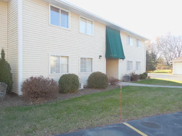 1721 Parknoll Ln, Port Washington, WI 53074