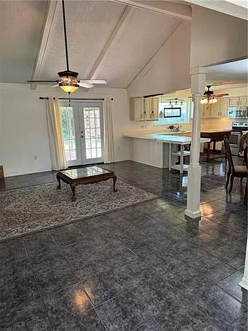 3 bed, 2.0 bath, 1800 sqft, $2,200 — Photo 4