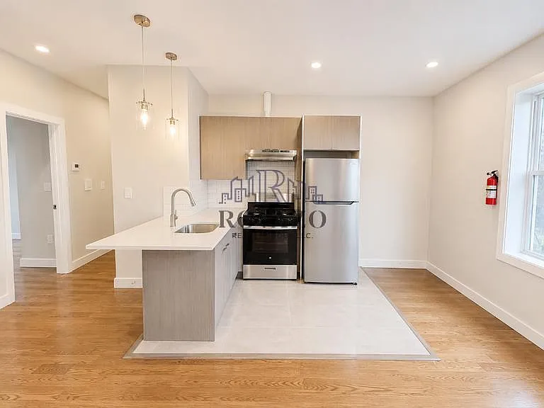 3 bed, 850 sqft, $2,050 — Photo 2